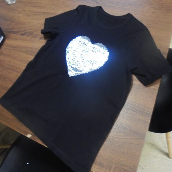 Εκτύπωση σε μπλουζάκι με παγιέτες καρδούλα